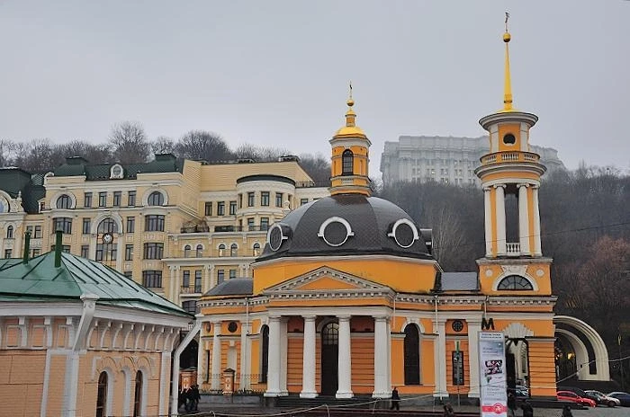 Почтовая площадь. Церковь Рождества Христова