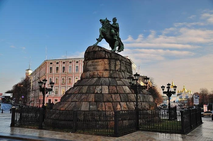 Памятник Б. Хмельницкому