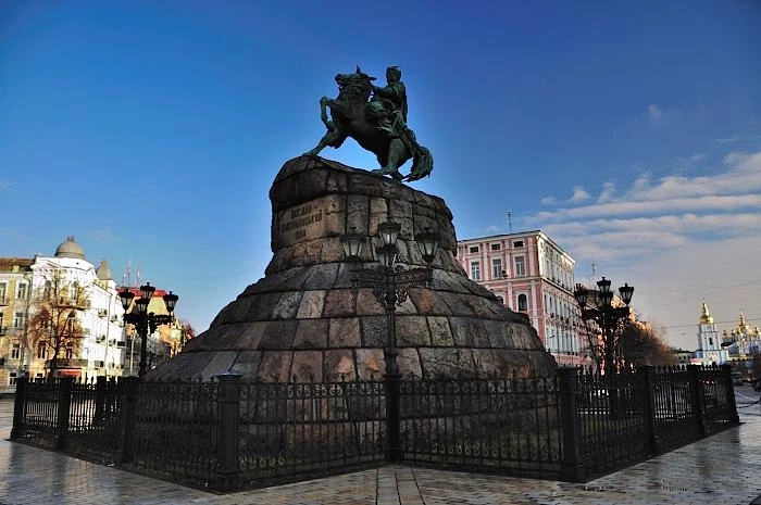 Памятник Б. Хмельницкому