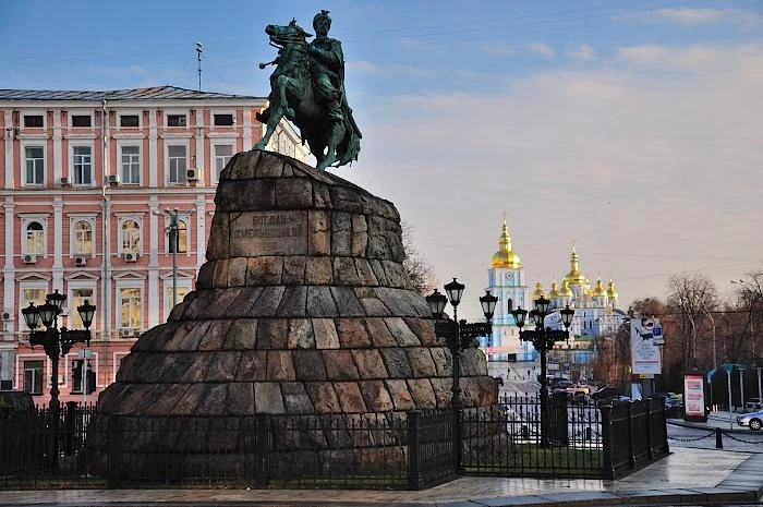Памятник Б. Хмельницкому