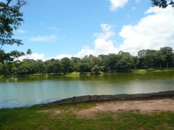 проезжаем ров вокруг Angkor Wat