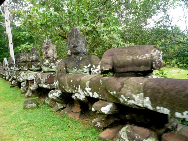 перед северными воротами Angkor Thom