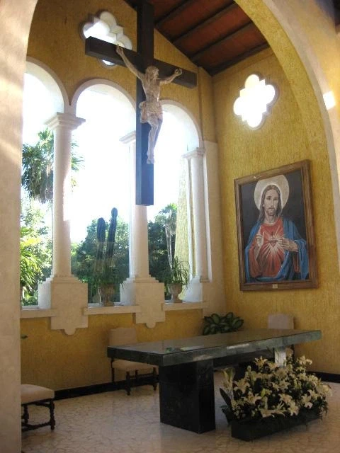 в храме