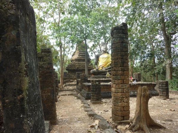 Си Сатчаналай. Храм Wat Khao Pharom Ploeng