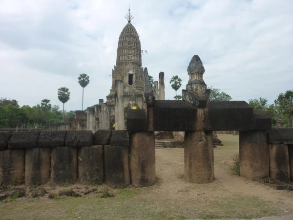 Си Сатчаналай. Храм Wat Phra Si Rattana Mahathat Chaliand