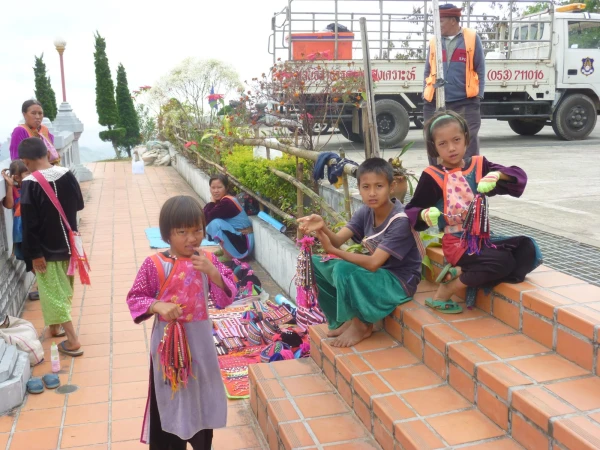 Храм Phra Barom Mahathat. Дети народности Лису.