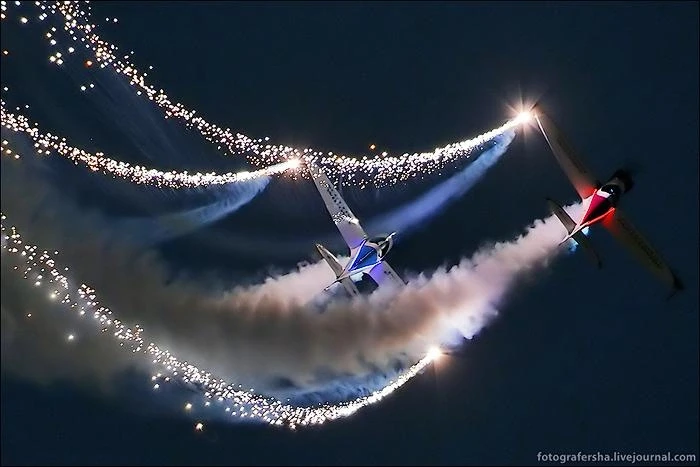 Да, еще были ночные полеты. Еффетное зрелище! Фотка дня на яндексе, кстати