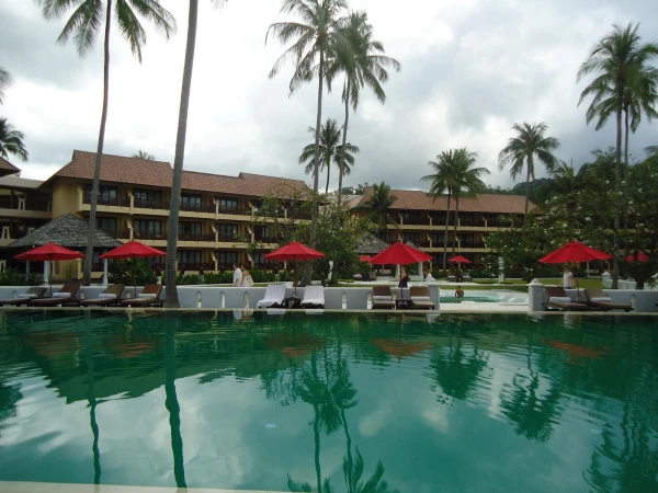 Территория отеля Amari Emerald Cove