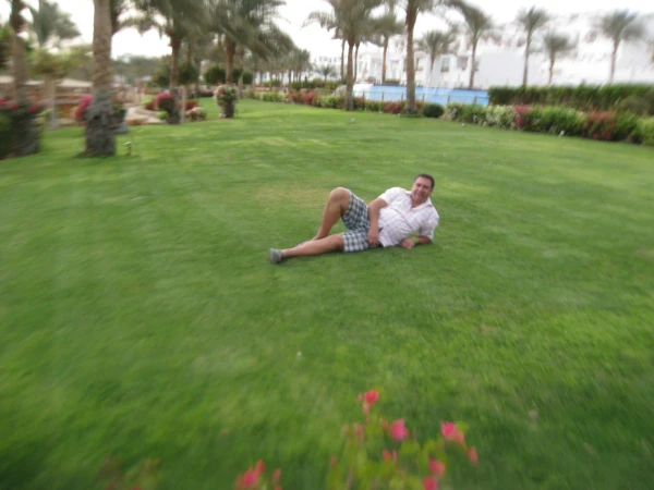 На лужайке отеля Гарден Риф (Continental Garden Reef Resort)