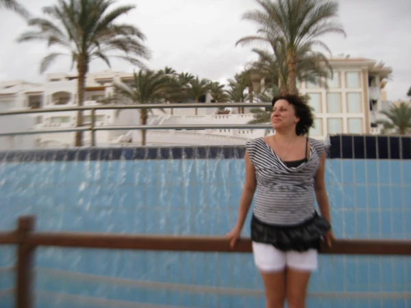 У бассйна соседнего отеля Continental Garden Reef Resort