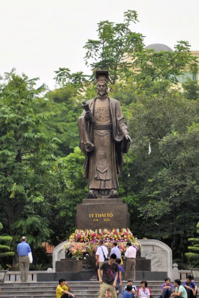 памятник Хо Ши Мину