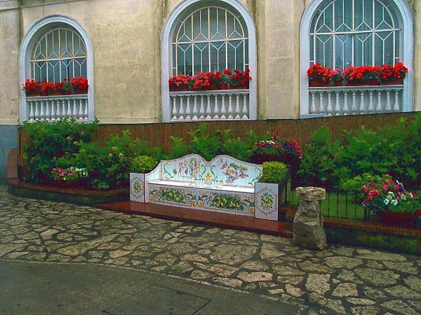 скамеечка и в дождь впечатляет...
