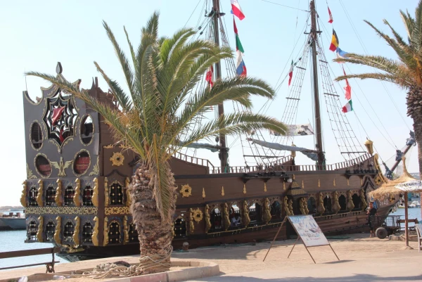 шхуны в городе