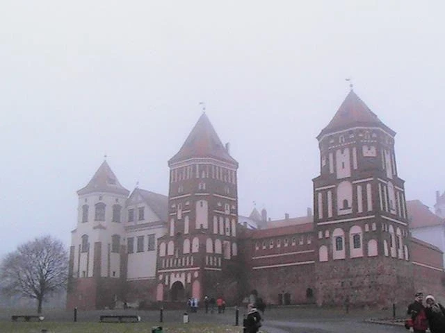Мирский замок в тумане