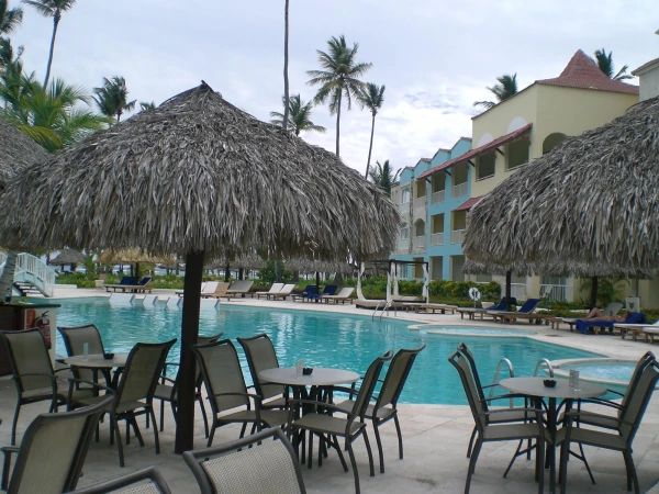 Бар у бассейна в старой части отеля