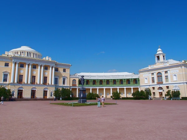 парадный двор дворца