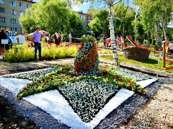 Цветник С ЛЮБОВЬЮ ИЗ КЛИНА