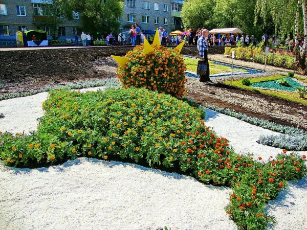 Композиция к сказке АЛЕНЬКИЙ ЦВЕТОЧЕК (сходство спорно)
