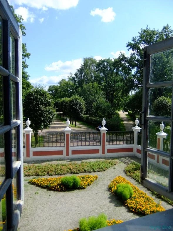 Вид из окна Голландского домика на голландский дворик. ;)