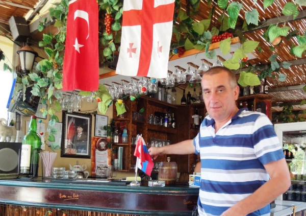 Нико, хозяин кафе "Заходи, генацвале!"