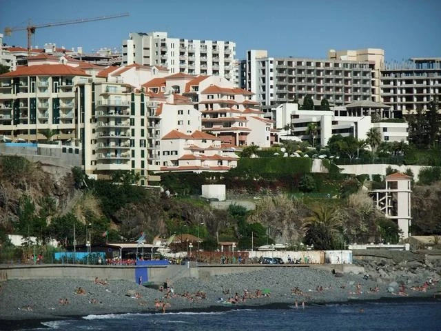 Madeira Regency Palace со стороны пляжа - комплекс с пирамидальными крышами
