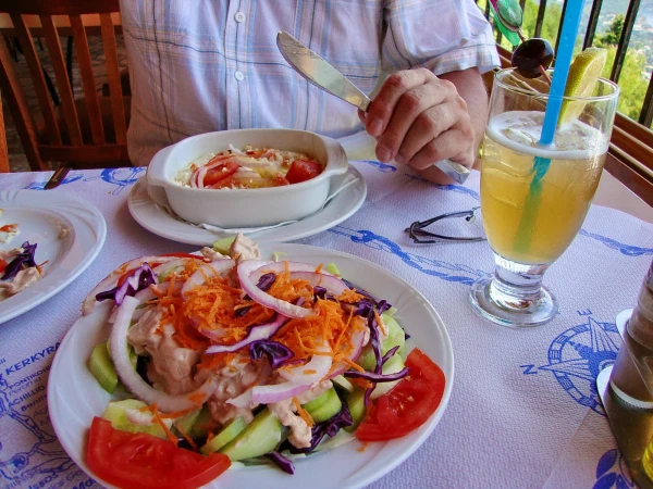 ЛАКОНЕС. В ресторане Golden Fox