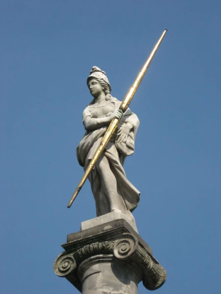 Стела по дороге.