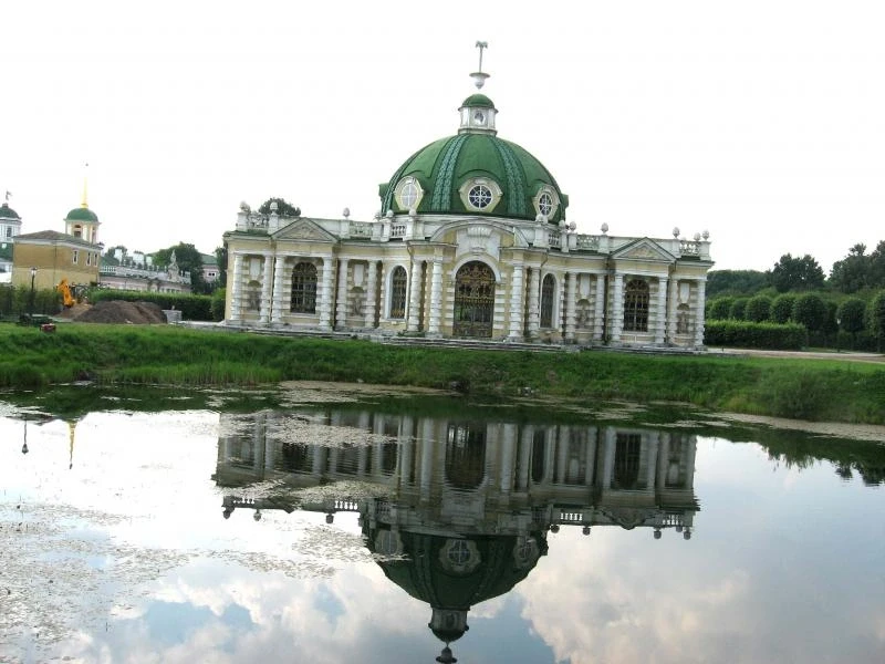 На берегу итальянского пруда стоит Грот, выстроенный в 1756-71г. арх.Ф.С. Аргуновым