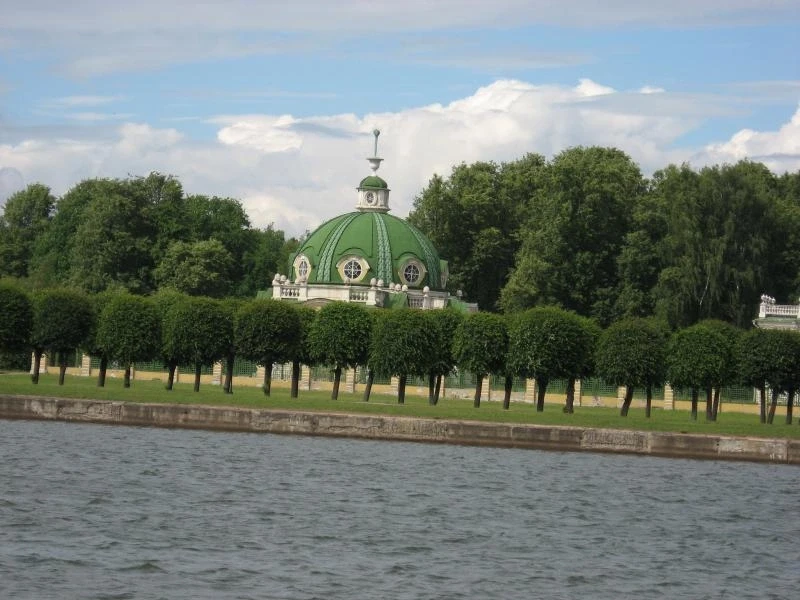 Грот со стороны пруда