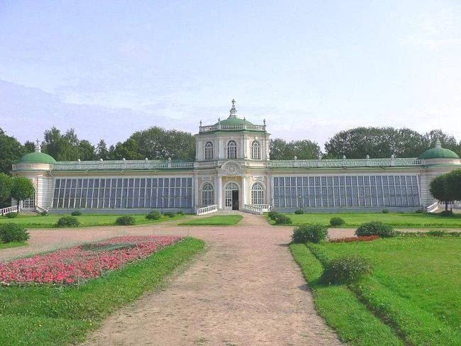Большая каменная оранжерея