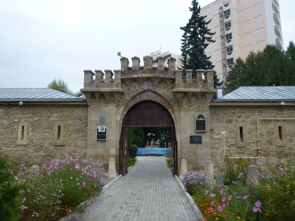 остатки стен старой крепости.