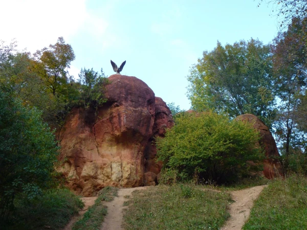 Красные камни. Т.е. красные песчаники.