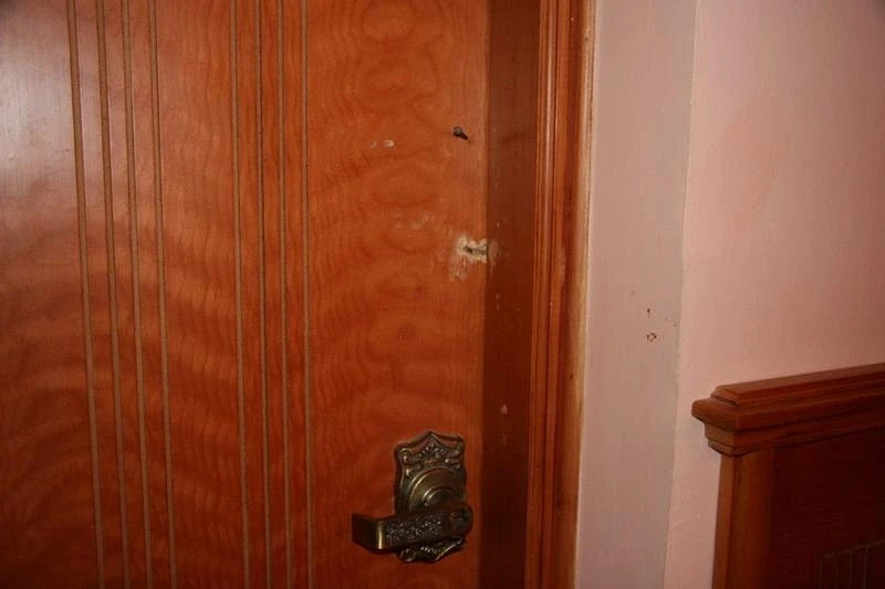 дверь к соседям