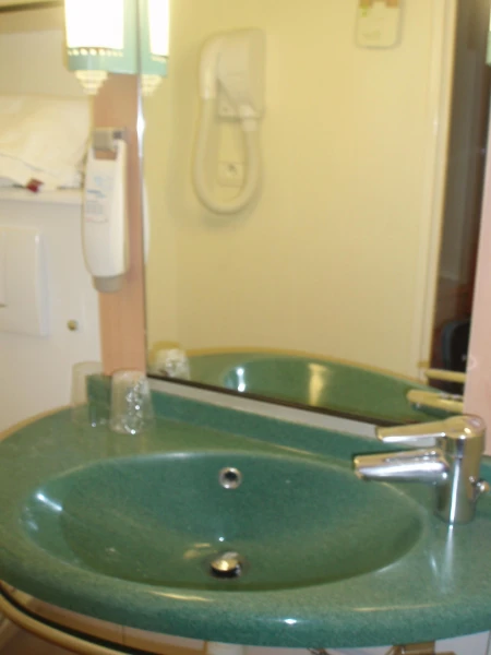 Нормальный отель именно для путешествий "Ibis Ponts Couverts Strasbourg" 3*