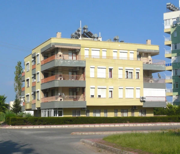 дома на соседних улочках с отелем  встречались разные - и такие, и высотки)