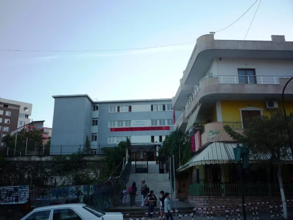 Одна из школ в Саранде