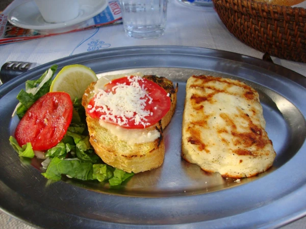 Вкуснятина : сыр халуми и чесночный хлеб