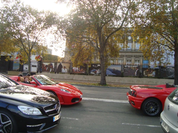Вот такме экземпляры гоняют по парижу
