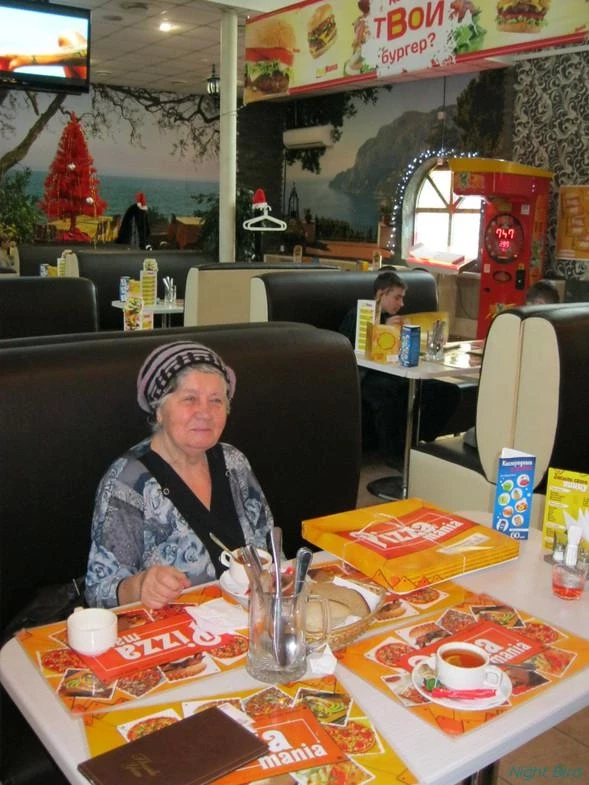 Мама в кафе Пицца-Мания. 2012 г.