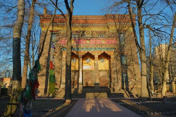 Санкт-Петербург Гунзэчойнэй в переводе с тибетского означает «Источник святого учения Всесострадающего Владыки-отшельника