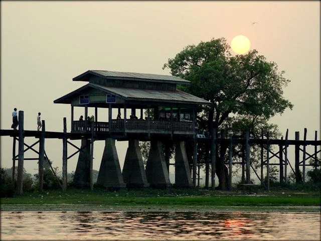 Закат в Амарапуре