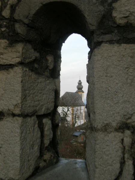 Сквозь бойницы видна церковь св. Панкраца