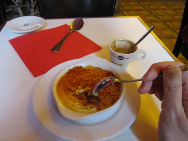 Анастасия разбивает сахарную корочку на десерте.Как Амели. :)) 