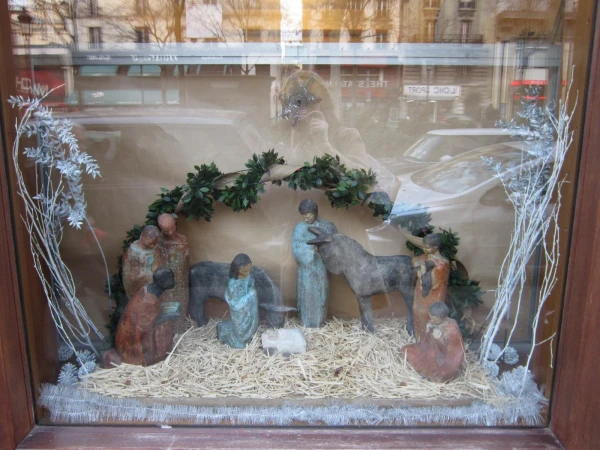 La creche. *Ясли Христа*в витрине.