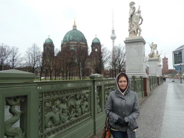 На фоне Berliner Dom