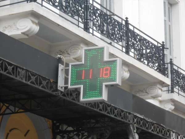 часы в центре Афин