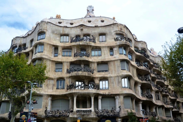 Каса Мила (Casa Milà)