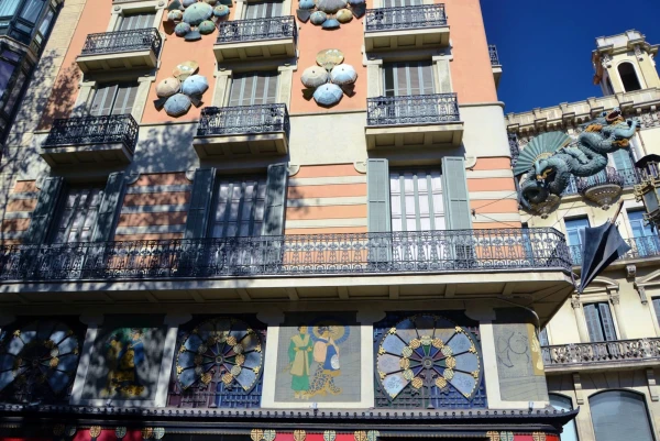 Дом с зонтиками (Casa Bruno Quadros, Josep Vilaseca i Casanovas, Rambla, Barcelona)