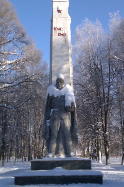 Памятник воинам, 565 землякам, погибшим в Великой Отечественной войне. 