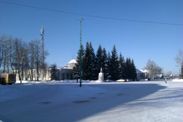 маленький Ленин на большой площади.